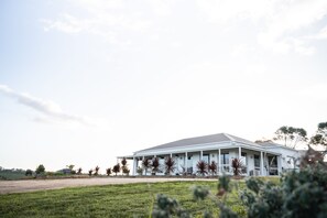 Exterior - The Farmhouse At Harry Scotts Vineyard. The Views! (Russells Bridge)