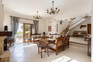 Fernseher, Kamin, DVD-Player