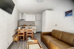 Living area - Floor -1, tv, ski locker, 25m², Les Menuires (Les Menuires)