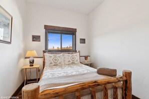 2 habitaciones, tabla de planchar con plancha, cuna de viaje y wifi