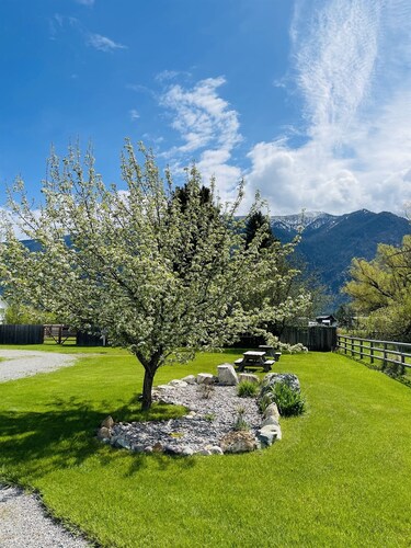 Glacier Country Chalet-Stunning Mountain Views