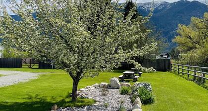 Glacier Country Chalet-Stunning Mountain Views