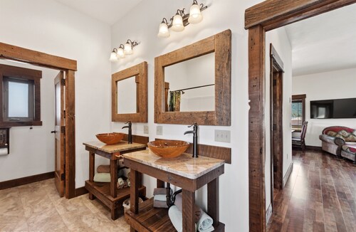 Glacier Country Chalet-Stunning Mountain Views