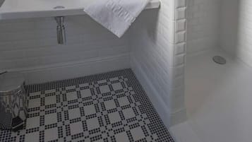 Douche, sĂšche-cheveux, serviettes fournies, savon