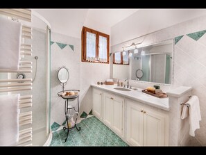 Badewanne, Haartrockner, Bidet, Handtücher