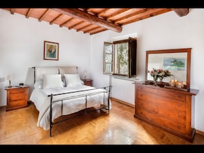 4 camere, una scrivania, ferro/asse da stiro, culla da viaggio