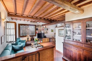 Smart TV, caminetto, tavolo da ping pong, libri