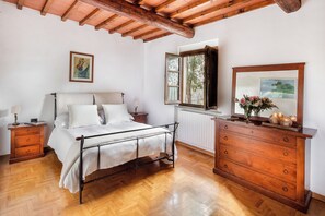 4 camere, una scrivania, ferro/asse da stiro, culla da viaggio