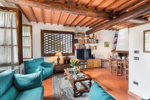 Smart TV, caminetto, tavolo da ping pong, libri