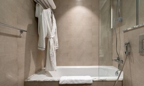 Elite-Apartment | Badezimmer | Duschwanne, Haartrockner, Handtücher