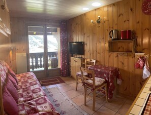 Living area - 50m from ski slopes, 1st floor, view ski slopes, tv, ski locker, 14m², Les Saisies (Les Saisies)