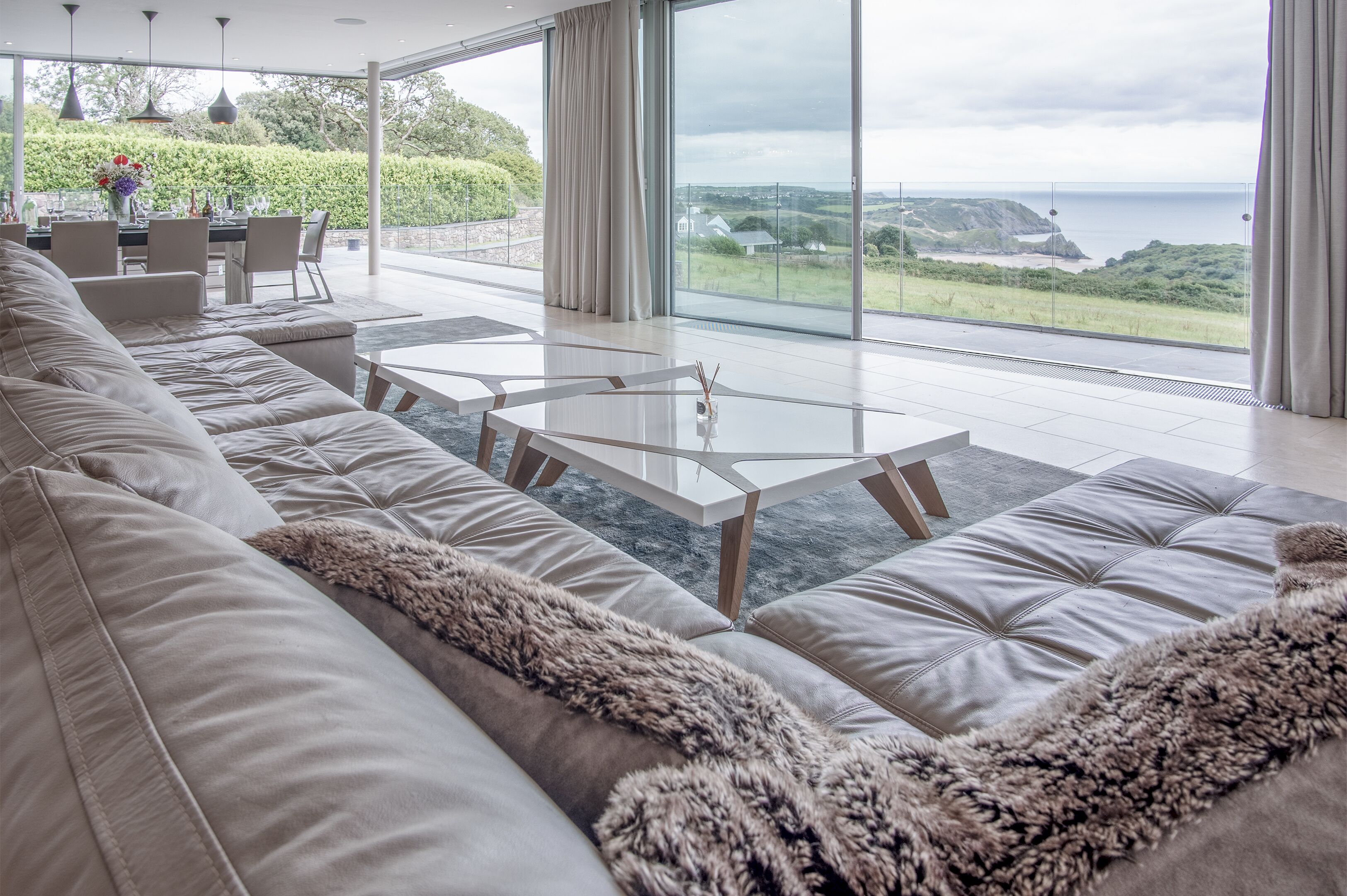 Casa superluxo | Área de estar | Smart TV 32 polegadas com canais a cabo, TV, lareira