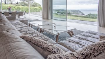 Casa superluxo | Área de estar | Smart TV 32 polegadas com canais a cabo, TV, lareira