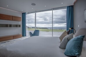 Luxury House | 5 bedrooms, iron/ironing board, free WiFi, bed sheets