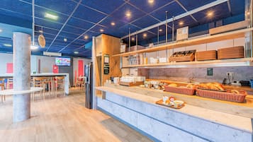 Petit déjeuner buffet servi tous les jours en supplément