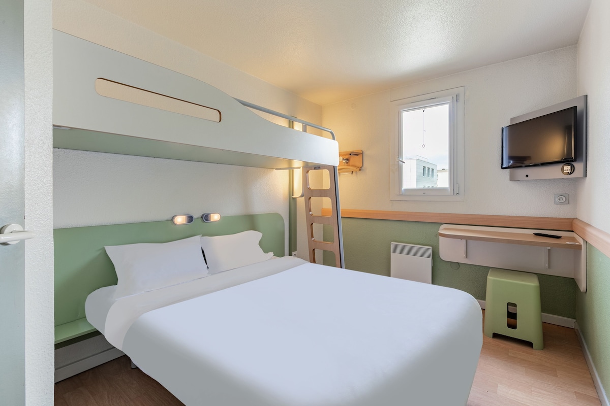 Desk, free WiFi, bed sheets