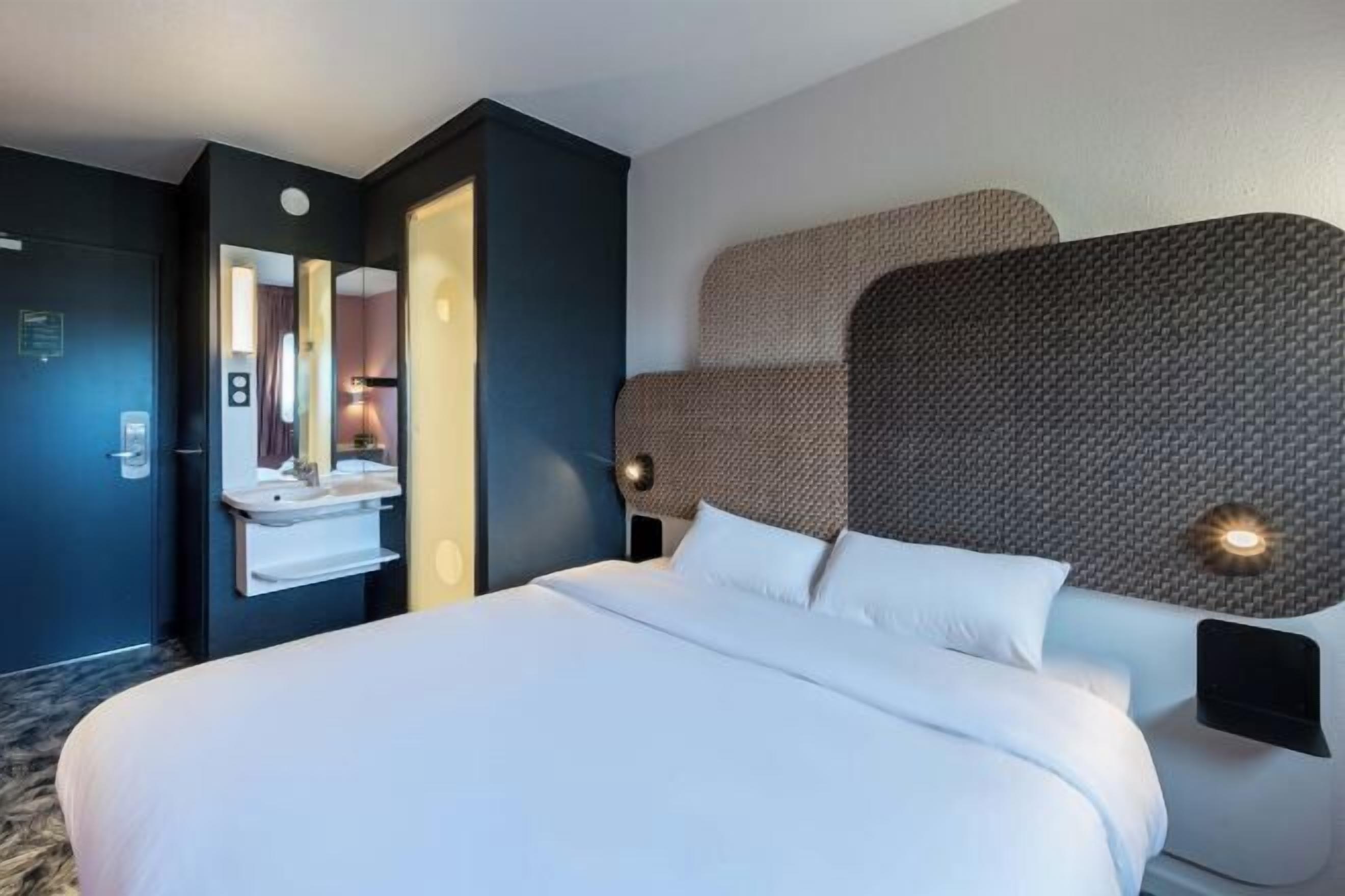 Blackout drapes, soundproofing, free WiFi, bed sheets