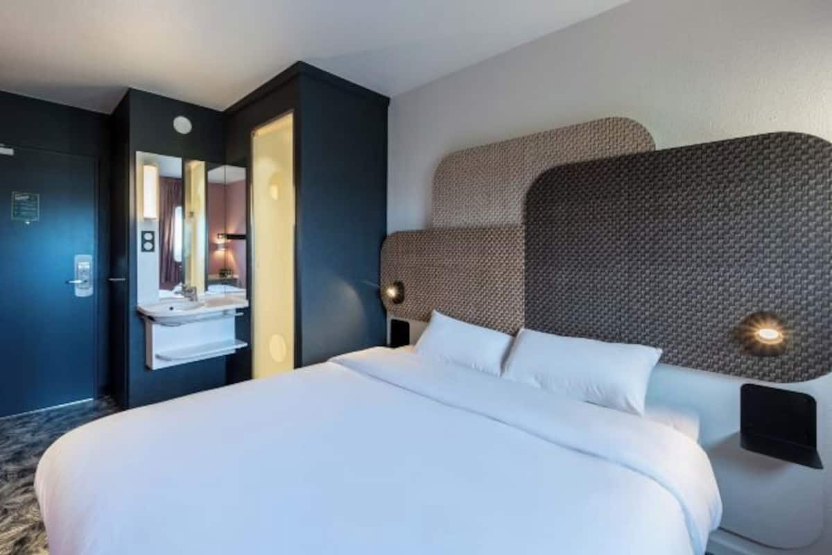 Blackout drapes, soundproofing, free WiFi, bed sheets