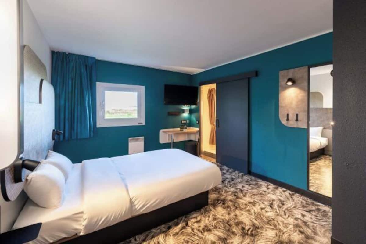 Blackout drapes, soundproofing, free WiFi, bed sheets