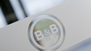 A close-up of a B&B hotel sign with a circular logo. - B&B HOTEL Calais Terminal Cité de l'Europe 2 étoiles (Coquelles)