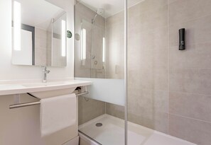 Ducha, cabezal de ducha tipo lluvia y toallas