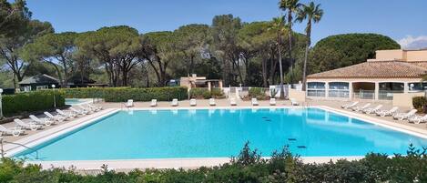 حمّام سباحة خارجي، حمّام سباحة مُدفَّأ