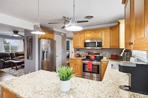 冰箱、微波炉、烤箱、炉灶