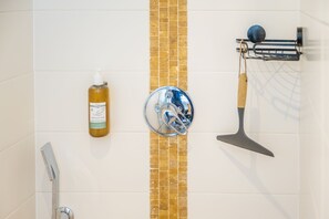 Shower, free toiletries, hair dryer, towels - Charming romantic 4-star loft with private garage (Barr)