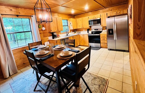 Cozy cabin w/ private pond & firepit. 3 miles to lake & 12 to Crater of Diamonds