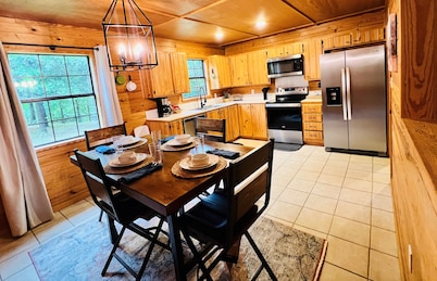 Cozy cabin w/ private pond & firepit. 3 miles to lake & 12 to Crater of Diamonds