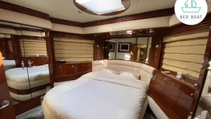 Un'elegante camera da letto con un letto spazioso, mobili in legno e un lucernario.