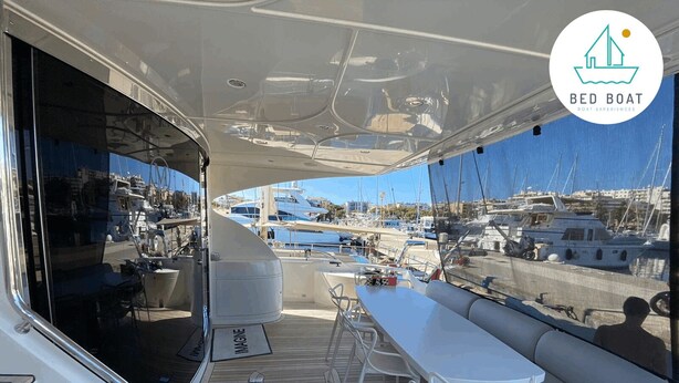 Un'ampia terrazza con zona pranzo, un bar e un'area salotto vista marina.