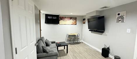 Executive Suite | Living area | 55-inch Smart TV with digital channels, TV, fireplace