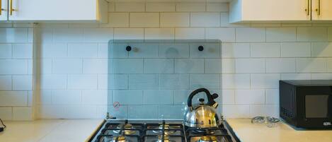 Batterie de cuisine, vaisselle et ustensiles