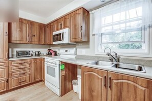 Kühlschrank, Mikrowelle, Ofen, Wasserkocher mit Kaffee-/Teezubehör