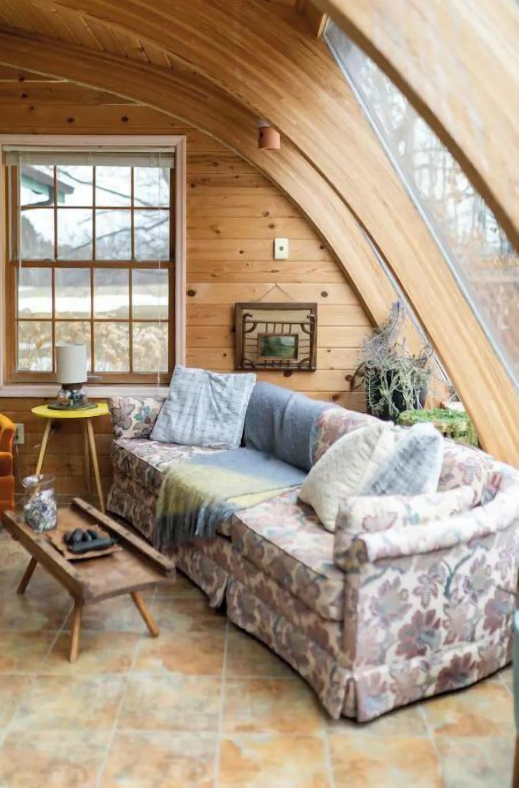 Smart-TV, peis, bøker og stereoanlegg