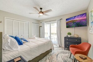 1 bedroom, iron/ironing board, free WiFi, bed sheets - ☀️ROMANTIC☀️ 🩴 STEPS to the BEACH🩴 (Panama city Beach)