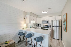 Fridge, microwave, oven, stovetop - ☀️ROMANTIC☀️ 🩴 STEPS to the BEACH🩴 (Panama city Beach)