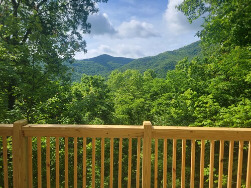 Cozy Maggie Valley Country Club home with great view!