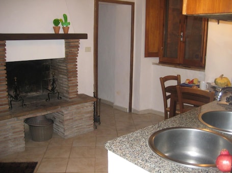 1 habitación y tabla de planchar con plancha