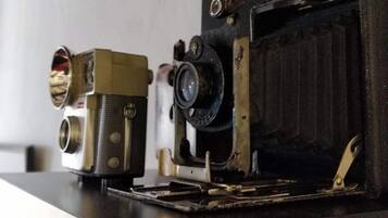 Zwei alte Fotoapparate auf einem Tisch.