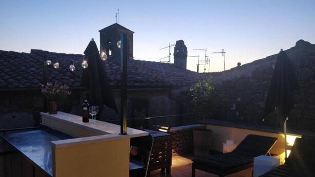 A rooftop terrace with a pool, lounge chairs, and a bar area. - Casa Messi - Casa Messi a Vicolo Della Rivolta 31 Apt 3 (Pitigliano)