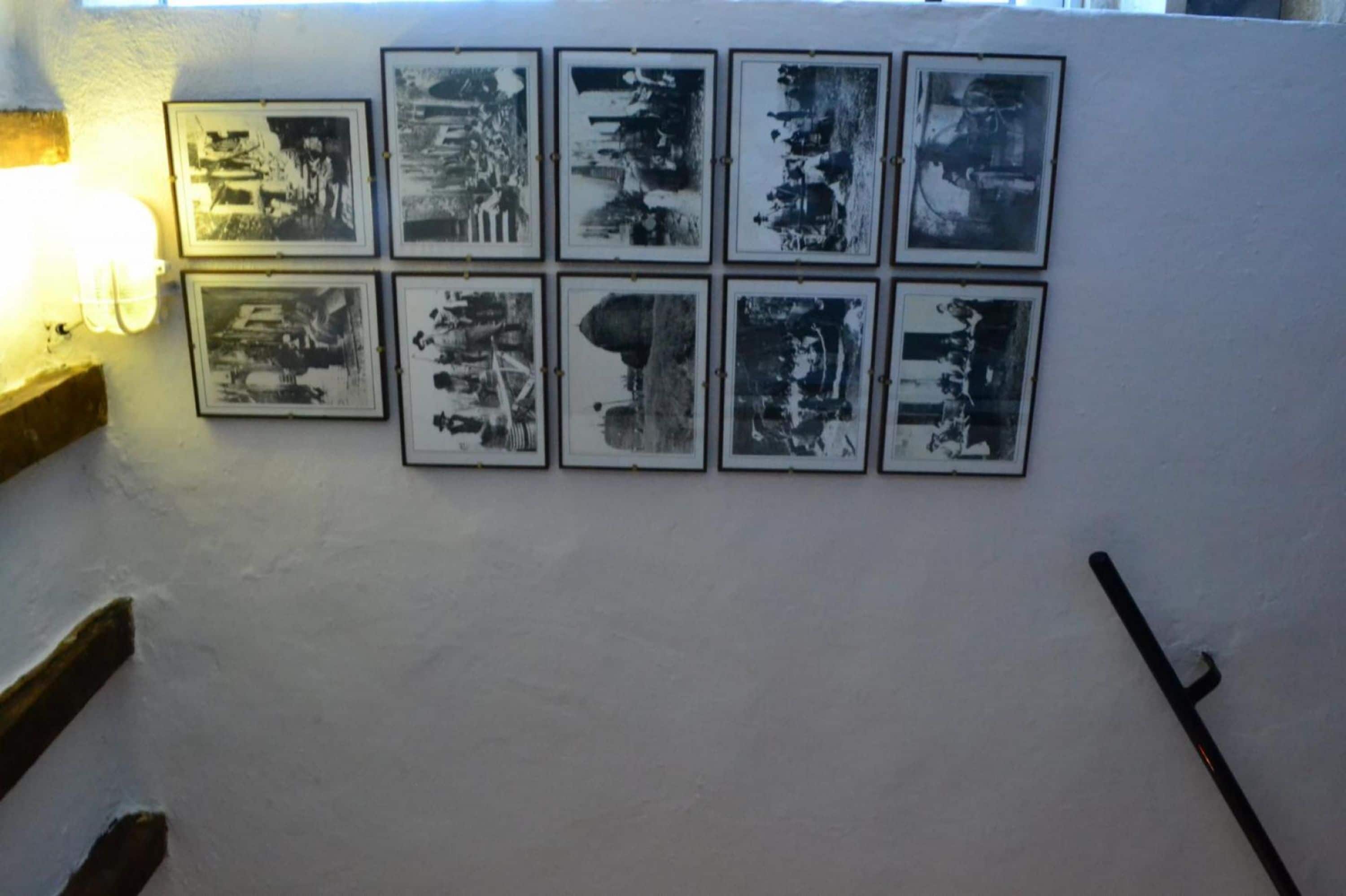 Een muur met negen zwart-witfoto's in een raster.