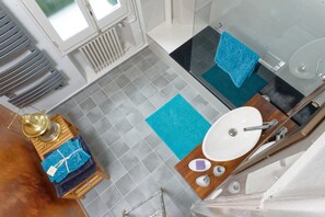 Een douche, een haardroger, handdoeken, zeep