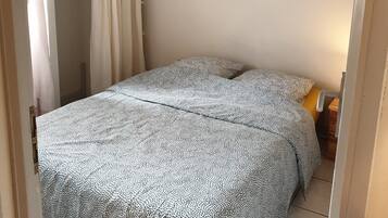 2 chambres, fer et planche à repasser, lit parapluie