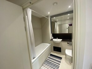 Combined shower/tub - Luxury apartment that offers amazing views of the beautiful London city sky line (London)