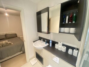 Combined shower/tub