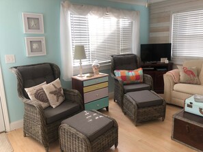 Smart-TV, peis, DVD-spiller og bøker