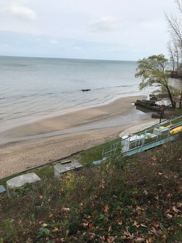 Summer 2025 DATES OPEN! VERMILION Cottage.  Two minute walk to private beach