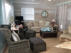 Smart TV, fireplace, DVD player, books - Summer 2025 DATES OPEN! VERMILION Cottage.  Two minute walk to private beach (Vermilion)